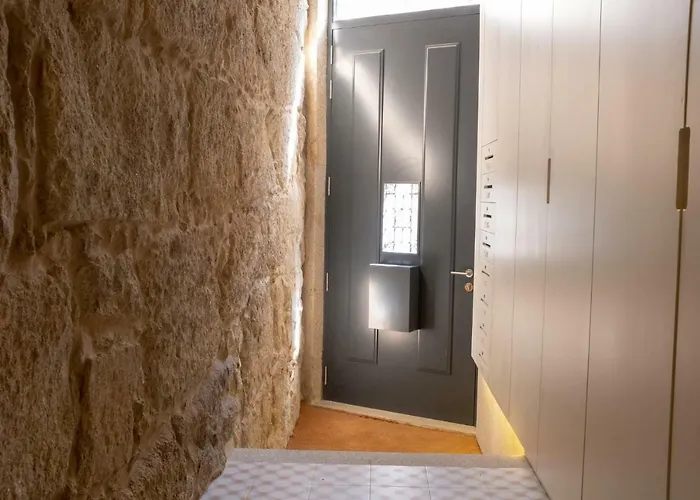 Апартаменты Homeintown Camoes - Modern And Quiet - Ac & Fast Wifi Near Trindade Metro Station Порту