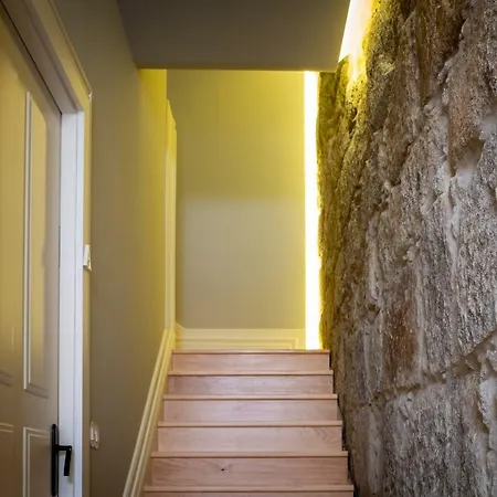 Homeintown Camoes - Modern And Quiet Central Studio - Ac & Fast Wifi Near Trindade Metro Station * Porto