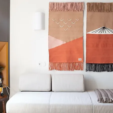 Apartman Homeintown Camoes - Modern And Quiet Central Studio - Ac & Fast Wifi Near Trindade Metro Station Porto