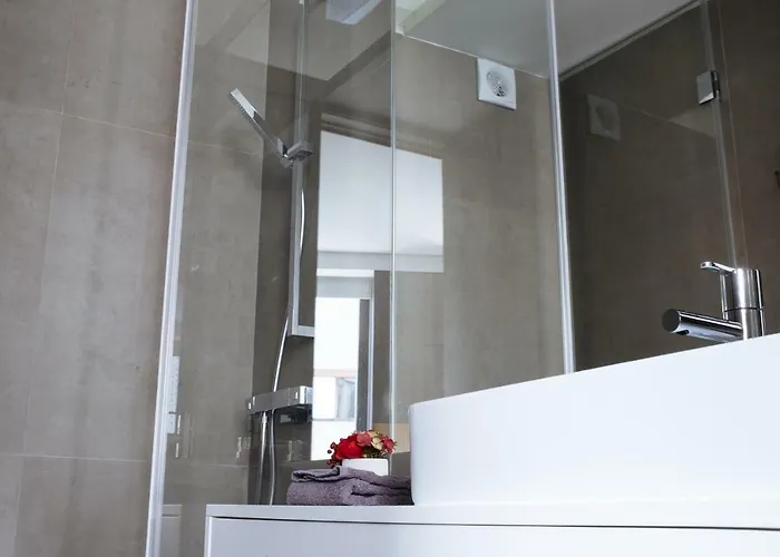 Homeintown Camões - Modern&quiet - Ac&fast Wifi Near Trindade Metro Station Apartment