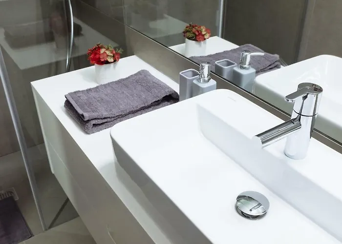 Homeintown Camoes - Modern And Quiet - Ac & Fast Wifi Near Trindade Metro Station * Πόρτο