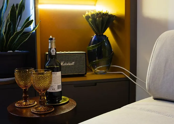 Homeintown Camões - Modern&quiet - Ac&fast Wifi Near Trindade Metro Station Apartment Porto