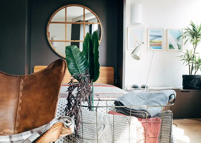 Homeintown Camões - Modern&quiet - Ac&fast Wifi Near Trindade Metro Station