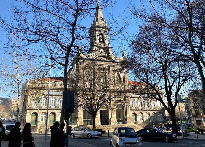 Homeintown Camões - Modern&quiet - Ac&fast Wifi Near Trindade Metro Station Apartment