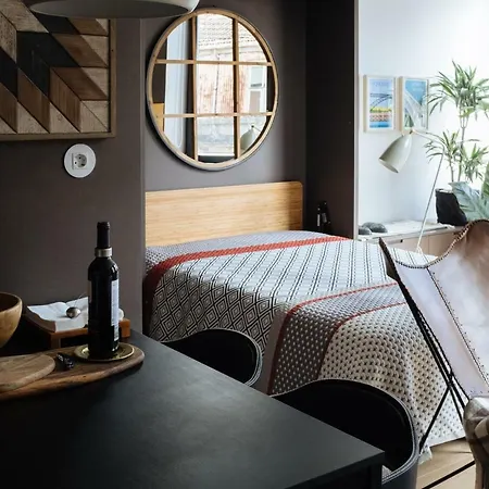 Homeintown Camões - Modern&quiet - Ac&fast Wifi Near Trindade Metro Station Porto