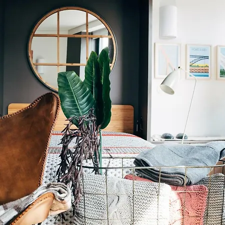 Homeintown Camoes - Modern And Quiet - Ac & Fast Wifi Near Trindade Metro Station